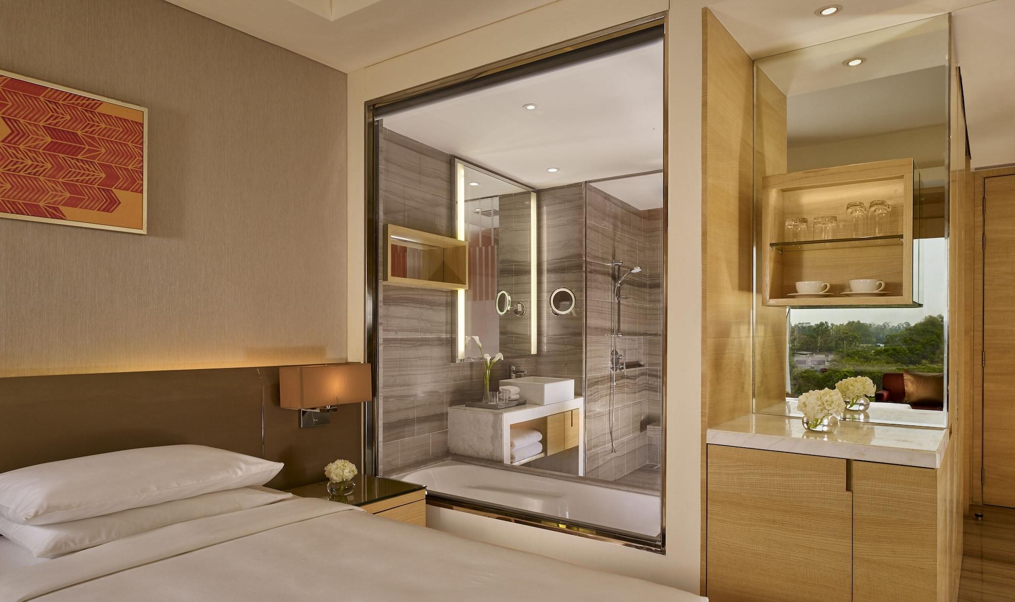 Hyatt Regency Chandīgarh Dış mekan fotoğraf A bathroom with a glass shower enclosure