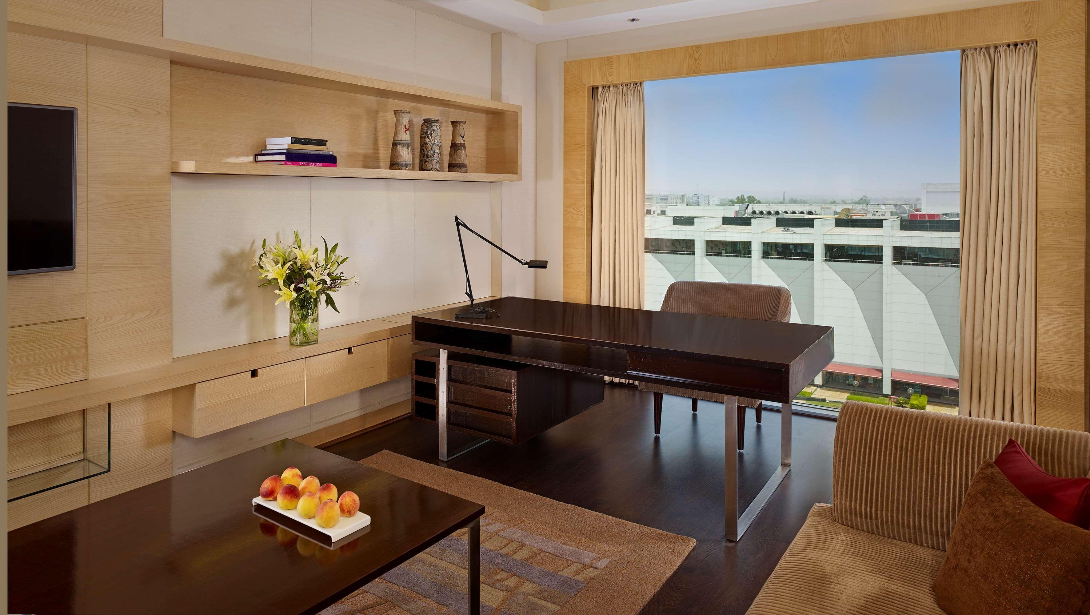 Hyatt Regency Chandīgarh Dış mekan fotoğraf A typical office